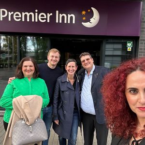 Wir schlafen nicht nur in "Premier Inn", sondern wir sind alle zum 1. Mal auf der Herweck Perspectives dabei und schon ganz gespannt.(Bild:  Vogel IT-Medien)