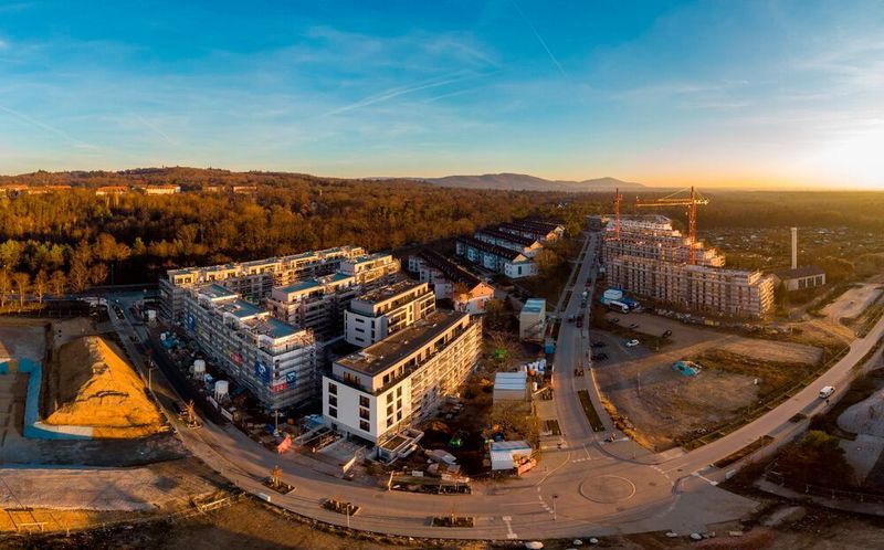 Mit der „Lincoln-Siedlung“ wird in Darmstadt ein Modellquartier für nachhaltige Mobilitäts- und Siedlungsentwicklung realisiert. Eine Vielzahl multimodaler Angebote vor Ort soll die Bewohner in die Lage versetzen, ihre Mobilität mit einem Minimum an individuellem Automobilverkehr zu gestalten. Das Angebot reicht dabei von attraktivem ÖPNV über Car-Sharing und E-Car-Pooling exklusiv für Bewohner bis hin zu Bike-Sharing und E-Lastenrädern. Um Anreize für den Verzicht auf den eigenen Pkw zu schaffen, stehen der derzeitigen Bewohnerschaft bereits drei „mein lincolnmobil“-Elektrofahrzeuge zur Verfügung, die bis zu vier Stunden pro Woche kostenlos genutzt werden können. Hinzu kommt eine kostenlose Mobilitätsberatung, die Vorschläge zur Optimierung der individuellen Mobilitätsbedürfnisse liefert. Die Lincoln-Siedlung verfolgt damit einen ganzheitlichen Ansatz, der den Weg zur Smart City ebnet. Initiator: Wissenschaftsstadt Darmstadt. (© www.land-der-ideen.de)