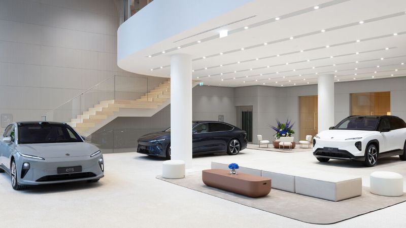 Autos stehen natürlich auch im Nio-House Düsseldorf. (Bild: Nio)