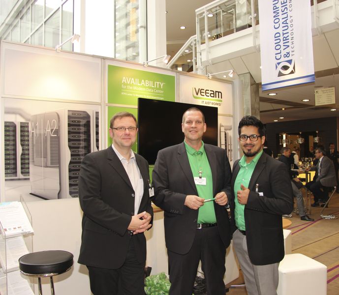 Gute Stimmung bei Veeam Software (v.l.): Ralf Uwe Barth, Bernhard Erlbeck und Yusuf Naebkheell (Vogel IT-Akademie)