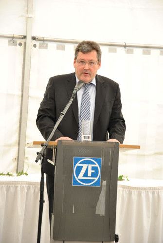 Im Rahmen der feierlichen Eröffnung stellte Professor Dr. Andreas Dornheim von der Otto-Friedrich-Universität Bamberg seine Chronik „Sachs. Mobilität und Motorisierung. Eine Unternehmensgeschichte“ vor.  (Foto: Dominsky)