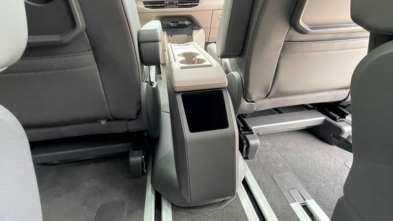 Clever: Die Konsole zwischen Fahrer- und Beifahrer-Sitz ... (Bild: Seyerlein/VCG)