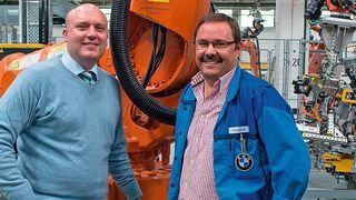 Volker Elbe, Robotec Systems (l.), und Manfred Scheuerer, BMW (r.): Die größte Herausforderung bei diesem Projekt hat Robotec Systems mit der Erstellung der Lastdaten gemeistert. (Bild: BMW)