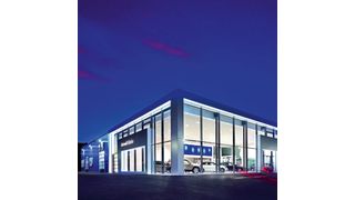 In einer Bauzeit von knapp zwölf Monaten entstand das VW- und Skoda-Autohaus der Autowelt Schuler in Donaueschingen. Wirtschaftlichkeit und Langlebigkeit waren wichtige Anforderungskriterien an den Neubau.      (Bild: Borgers)