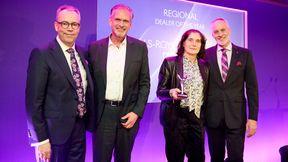 Chris Brownridge (v.li.), CEO Rolls-Royce Motor Cars, Oliver Hein, Brand Director Rolls-Royce Motor Cars Berlin, Theodora Schnauck, Eigentümerin Rolls-Royce Motor Cars (Riller&Schnauck) und Julian Jenkins, Sales&Marketing Direktor Rolls-Royce Motor Cars.
 (Bild: Rolls-Royce)