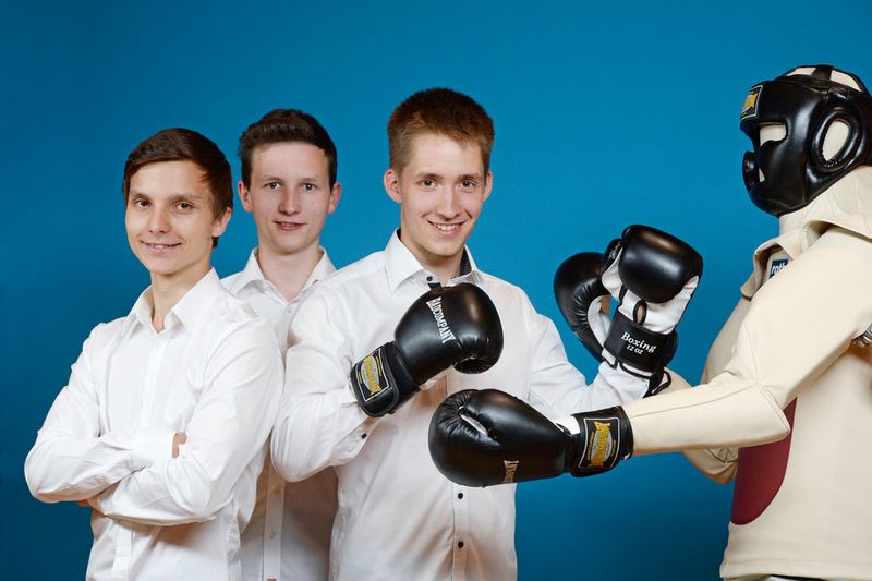 Kampfsportler üben immer wieder die gleichen Bewegungsabläufe. Für den Trainingspartner kann das langweilig und risikoreich sein. Manuel Rieger, Joseph Beerel und Karl Christian Lautenschläger entwickelten daher einen Trainingsroboter für Boxer, dessen Statur sie mithilfe eines 3-D-CAD-Programms aus Stahl-Profilen konstruierten. Der Roboter besteht aus Kopf, Schultern, Armen, Becken und Beinen und ist am Boden fixiert. Die Jungforscher mussten die Gelenke und die Ansteuerung über pneumatische Zylinder so entwickeln und programmieren, dass die Maschine die typischen Schlagbewegungen möglichst authentisch und mit unterschiedlicher Kraft ausführt. Dafür integrierten sie geeignete Sensorik und programmierten verschiedene Trainingseinheiten. Entstanden ist so „MC RoBeK” – gut gepolstert und leicht bedienbar. (Bild: Jugend forscht e.V.)
