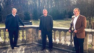 Die Trans-O-Flex-Gesellschafter Peter Amberger (r.) und Christoph Schoeller (l.) haben den Vertrag mit CEO Wolfgang P. Albeck bis 2024 verlängert. (Bild: Trans-O-Flex)