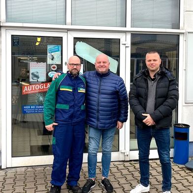 Von links nach rechts: Alexander Mack und Markus Schlischka (Geschäftsführer M+S Reifen- und Autoservice) und Sebastian Achrainer (Bereichsleiter Netzwerk Management Euromaster)

 (Bild: Euromaster)