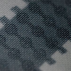 Bild 1 und 2 zeigen den Unterschied zwischen transparentem und nicht-transparentem gedrucktem Sensormaterial.