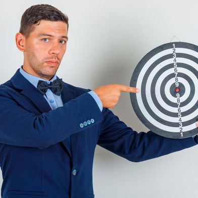 Zielvorgaben müssen den betroffenen Mitarbeitern rechtzeitig mitgeteilt werden. Werden sie zu spät bekannt, drohen Schadensersatzforderungen gegen den Arbeitgeber. (Bild: 8photo - freepik.com)