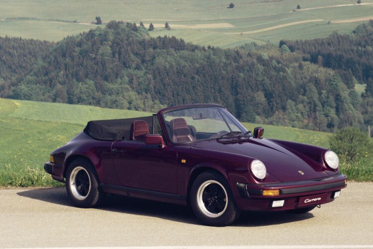 Die Verdecke der ersten Cabrio-Reihe waren sogar bei Tempo 235 formstabil und gewährleisteten gleichzeitig einen Überrollschutz. Dieses Modell aus dem Jahr 1984 ist eine Carrera-Version. (Porsche)