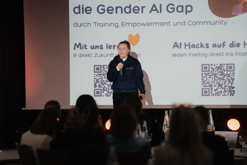 gefolgt von Rebecca-Marie Hundschell mit ihrer Initiative „The Female AI Club“… (Bild: Manuell Emme Fotografie)