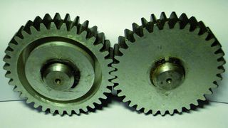Bild 1: Beim spielfreien Metallzahnrad-Getriebe ist ein Zahnrad mäanderförmig gestaltet; der Steg ist nur einige Zehntelmillimeter dick. Nachteil gegenüber dem Kunststoffzahnrad sind jedoch hohes Gewicht, hohes Massenträgheitsmoment und unzureichender Trockenlaufschutz. (Maul Konstruktionen)