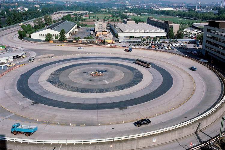 Die sogenannte „Rutschplatte“ besteht aus konzentrischen Ringen mit unterschiedlichen Fahrbahnbelägen.  (Daimler AG)
