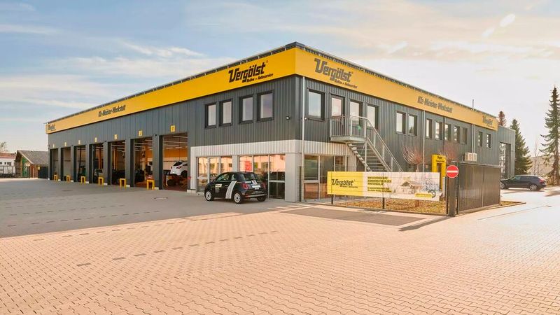 Vergölst ist heute mit über 450 Betrieben deutschlandweit vertreten, etwa die Hälfte davon sind Partnerbetriebe im Franchise-System. Im Filial- und Franchise-Verbund sind über 1.900 Mitarbeiter beschäftigt. Im Bereich Lkw-Service arbeiten Vergölst und der ADAC seit 1990 eng zusammen. (Bild: Vergölst)