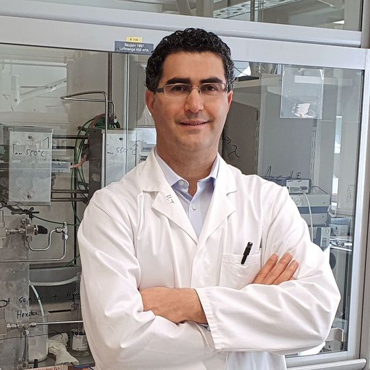 Harun Tüysüz vom MPI für Kohlenforschung erhält den Dechema-Preis für seine Arbeiten zur  Entwicklung von Katalysatoren(Bild:  Dechema)