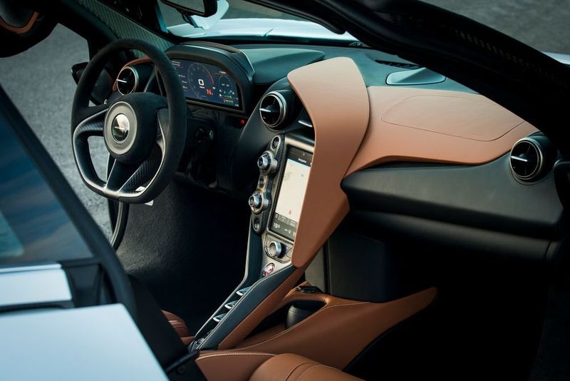 Selbst das Cockpit macht sich klein und zieht sich bis auf einen schmalen Display-Streifen in die Hutze hinter dem Lenkrad zurück. (McLaren)
