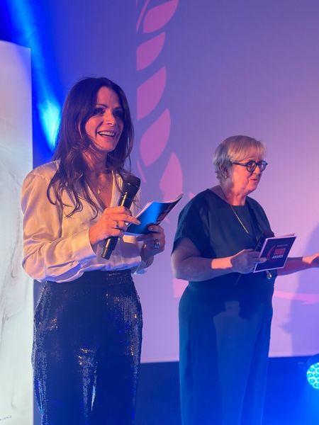 Das Moderations-Duo der WIN-Awards 2023 Patrizia Fioretti und Petra Trost-Gürtner (v.l.). (Bild: www.hamann.photo)