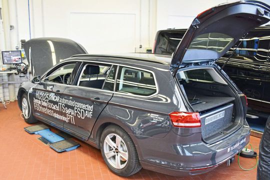 Mit einem auf autonome Fahrfunktionen aufgerüsteten Volkswagen Passat entwickelt die FSD Prüfmethoden für Fahrerassistenzsysteme und autonome Fahrzeuge.(Bild:  Schweitzer)