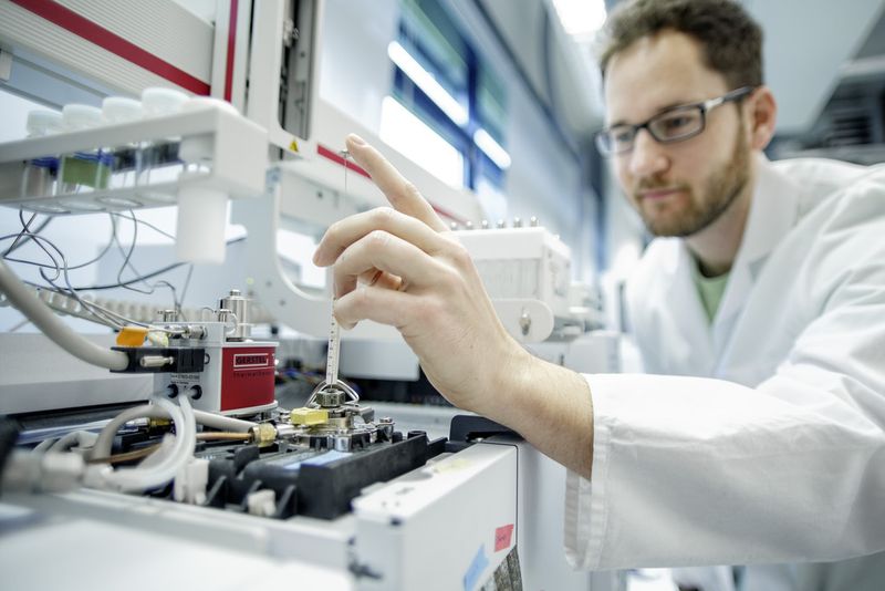 Ian Keesey injiziert flüchtige Substanzen aus einer Duftsammlung pflanzlicher Gewebeproben in ein GC-MS zwecks Trennung, Analyse und Identifizierung. (Bild: Anna Schroll)