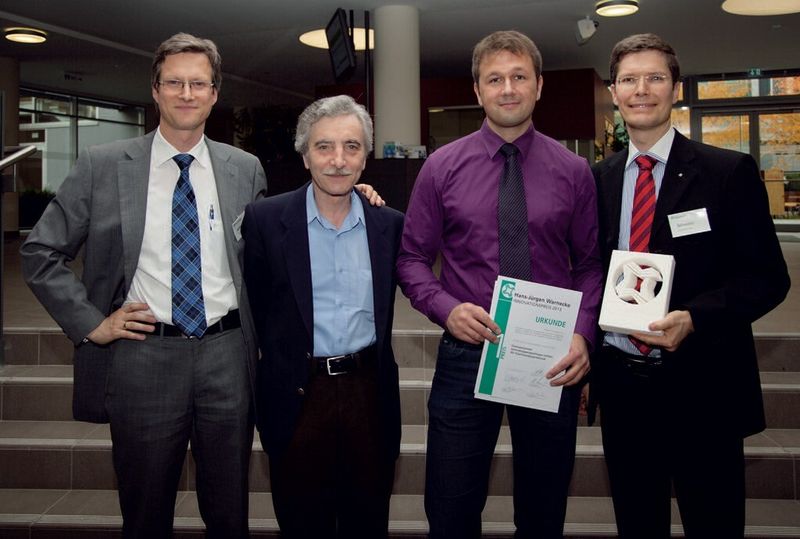 1. Preis: Elastopolymere Venenklappenprothesen mittels 3D-Tröpfchendosiertechnik (v. l. n. r.: Abteilungsleiter Dr. Urs Schneider, Miroslav Miklosovic und Christian Schneider und Dr. Oliver Schwarz). (Bild: Fraunhofer)