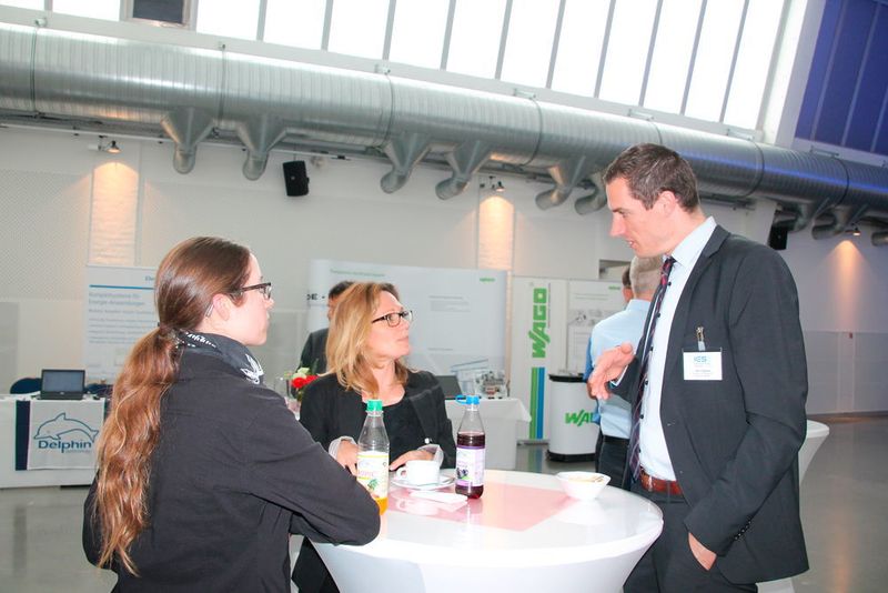 Am 11. Mai 2016 trafen sich über 80 Experten im Vogel Convention Center in Würzburg, um sich über intelligente Software für ein umfassendes Energiemanagement und Energiecontrolling zu informieren. Referenten zeigten auf,  wie Unternehmen die ersten Schritte bei der Energiedatenanalyse gehen können, welche Abhängigkeit zwischen Produktions- und Energiedaten besteht, welche Werkzeuge und Software Firmen einsetzen, welche Fördergelder winken und wie Ergebnisse interpretiert werden können. (elektrotechnik/Sariana Kunze)