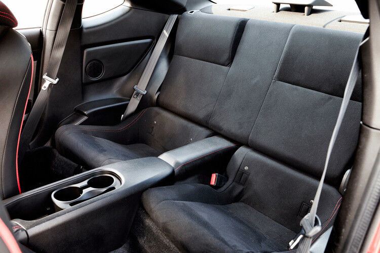 Der Komfort auf den beiden Rücksitzen lässt speziell auf Langstrecken zu wünschen übrig. (Fotos: Toyota)