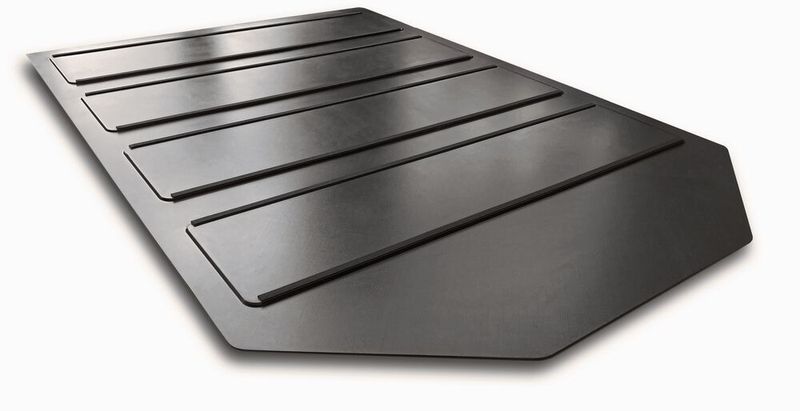 SGL Carbon setzt sich compositetechnisch auch mit der voranschreitenden Elektromobilität auseinander. Das Bauteil hier ist eine leichte sowie sehr stabile CFK-Hochvoltspeicher-Einhausung für Batterien. (SGL Carbon SE)