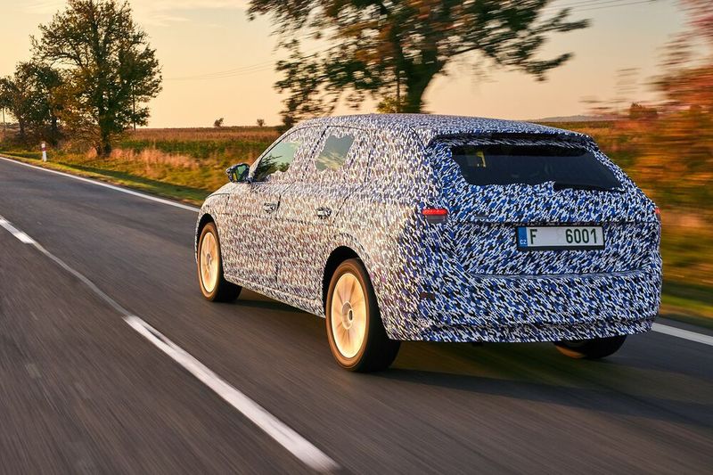 Derzeit gibt es aber nur getarnte Vorserienfahrzeuge zum Probefahren. (Bild: Skoda)