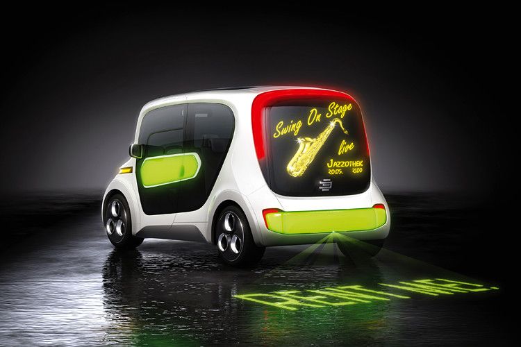 Mittels Projektoren können verschiedene Nachrichten auf den Boden projiziert werden. Angetrieben wird das Fahrzeug von einem 30 kW starken Elektromotor. Die Reichweite soll bei 100 Kilometer liegen. (Foto: EDAG)