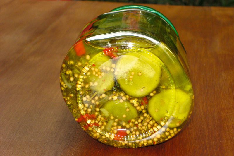 a) Ein Movigear-Antrieb dreht die Gläser, die die Grundform eines verschliffenen Parallelogramms haben...  (Bild: SEW-Eurodrive)