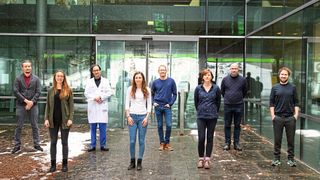 Im Bild (v.l.): Rüdiger Groß, Carina Conzelmann, Prof. Martin Wagner, Jana Krüger, Prof. Alexander Kleger, Dr. Sandra Heller, Prof. Jan Münch und Dr. Janis Müller (Bild: © Elvira Eberhardt / Universität Ulm)