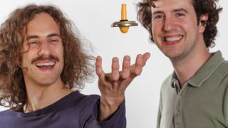 Cosimo Rusconi (li.) und Oriol Romero-Isart lassen einen Magnetkreisel scheinbar schweben, um ihre Arbeiten zu Nanomagneten zu veranschaulichen.  (IQOQI Innsbruck/M.R.Knabl)