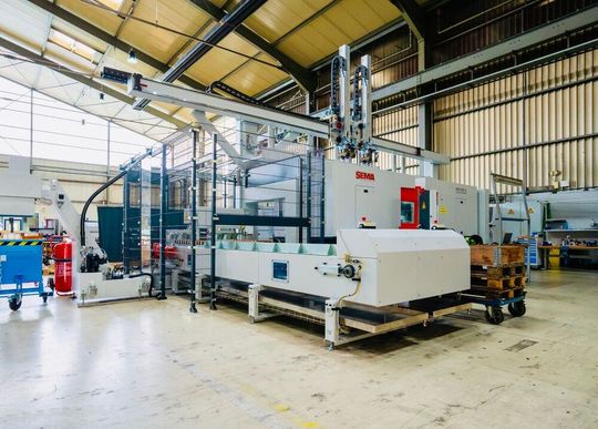 Mit der neuen MT-100-X-Anlage der Sema Technology Group bei Kloeckner Metals Germany profitieren Unternehmen aus der Getriebe- und Antriebstechnik, dem allgemeinen Maschinenbau sowie der Rohrverarbeitung von erweiterten Bearbeitungsmöglichkeiten.([Bild: , Bild: , Bild: ] Kloeckner Metals Germany)