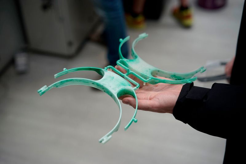 Anders als bisher wird das Bauteil im Spritzgießverfahren hergestellt. Mit etwa 35.000 Stück ist die Stückzahl deutlich höher als bei bisher vergleichbaren 3D-gedruckten Lösungen. (Kunststoffschmiede im Konglomerat )