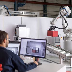 Das neue ABB-Depallettier-Robotersystem greift auf moderne Algorithmen der Bildverarbeitung und des maschinellen Lernens zurück, um Paletten mit einer Höhe bis 2,8 Metern sehr schnell und flexibel abzuräumen. Der Aufwand der Anpassung sei gering.