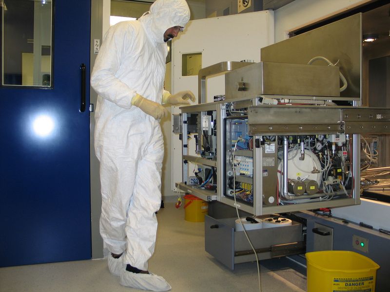 2 Für Service-Zwecke im Reinraum  ... wird der „Fastlab Dispenser“ aus der geöffneten Bleizelle herausgezogen und von seinen Verkleidungsblechen befreit (Archiv: Vogel Business Media)