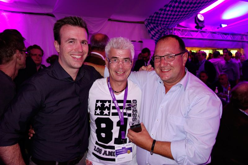 (m.) Uwe Horstmann, Wortmann, ist stolz auf sein LG-Team, Philipp Waloßek und (r.) Lothar Brüster. (Bild: IT-BUSINESS)