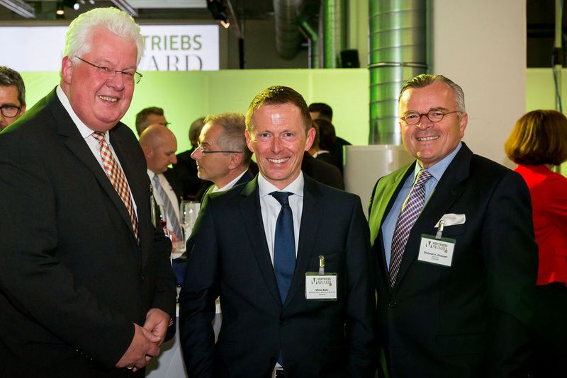 Hier tauschen sich zum Beispiel der Leiter des »kfz-betrieb«-Ressorts Management & Handel, Joachim von Maltzan (links), Oliver Bohn vom Autohaus Kuhn & Witte und Dietmar K. Elsasser von der Audi AG aus. (Bild: Stefan Bausewein)