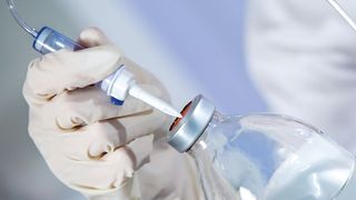 Abb. 1: Eine etablierte Behandlungsmethode in der Krebstherapie ist die Anwendung von Zytostatika. (©Mediteraneo - stock.adobe.com)