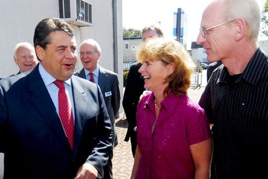Bundesumweltminister Sigmar Gabriel sowie Heike und Herbert Meusel (v.li.) unterhalten sich bei der Filternachrüstaktion in Wolfenbüttel. (Archiv: Vogel Business Media)