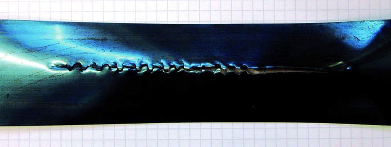 Bild 4: Walzprofilieren: Bruch einer Probe aus CK 75, ohne Laserunterstützung mit 8141 N umgeformt; wie ersichtlich erträgt der Werkstoff diese Kaltumformung nicht. Bilder: TU Wien E311 (Archiv: Vogel Business Media)