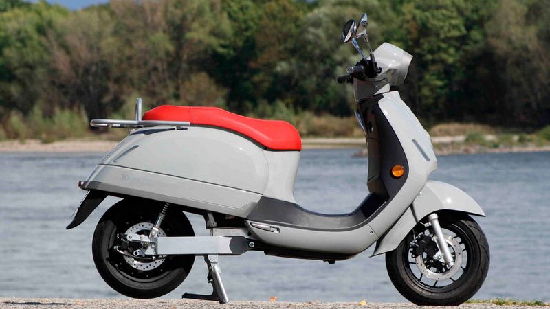 Die Kombination aus grau lackierter Verkleidung und roter Sitzbank kann sich sehen lassen. (Bild: SP-X/Mario Hommen)