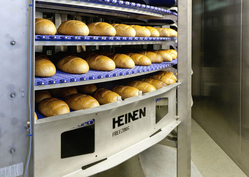 Im Acticool wird Brot gekühlt. Es handelt sich um ein Spiralsystem mit konditioniertem Klima, unterschiedlichen Bandbreiten und Etagenabständen sowie verschiedenen Optionen. (Bild: SEW-Eurodrive)
