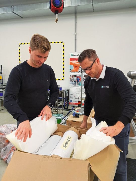 Die von der Montanuniversität Leoben und von Lenzing Plastics entwickelte und im Labor hergestellte Folie wird für weitere Tests an die Forscher von Fraunhofer Austria geliefert. Die von der Montanuniversität Leoben und von Lenzing Plastics entwickelte und im Labor hergestellte Folie wird für weitere Tests an die Forscher von Fraunhofer Austria geliefert.