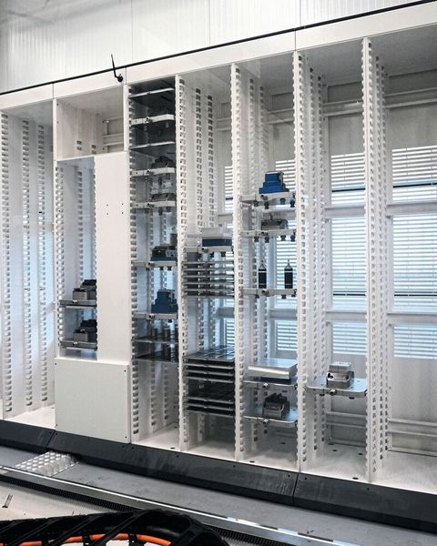 Die Fertigungszelle kombiniert Paletten- und Werkstückhandling und ist auf maximale Flexibilität ausgelegt, sodass unterschiedlichste Produkte im Mix gefertigt werden können. „Theoretisch könnten wir mit einer vollständig bestückten Fertigungszelle mehrere Wochen lang mannlos produzieren.“, so Bussers. (Bild: Grob-Werke)