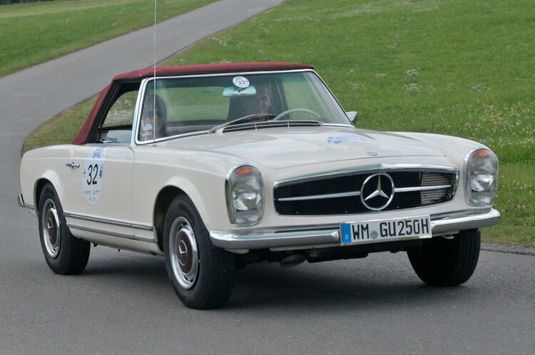 Mit Schwung in die Steigung: Mercedes Benz SL 250 Pagode (Baujahr 1967). (Zietz)