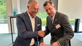 Markus Rustler (rechts; Theegarten-Pactec) übernimmt den Staffelstab von Christian Traumann (links; Multivac Sepp Hagenmüller), der den VDMA-Fachverband Nahrungsmittelmaschinen und Verpackungsmaschinen seit vielen Jahren geführt hat und zum Jahresende in den Ruhestand geht. (Bild: VDMA)