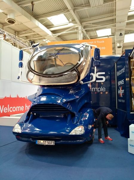 Ein seltsames Vehikel am Stand von Sophos, Anbieter von Sicherheitssoftware. (Robert Horn)