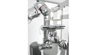 Die Injecta 36 füllt und verschließt RTU-Spritzen mit  Hochgeschwindigkeit. Im Bild ist der Roboterarm.  (Bild: IMA)